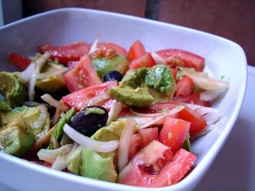 Un salade délicieuse pour dégonfler l'abdomen et purifier l'organisme
