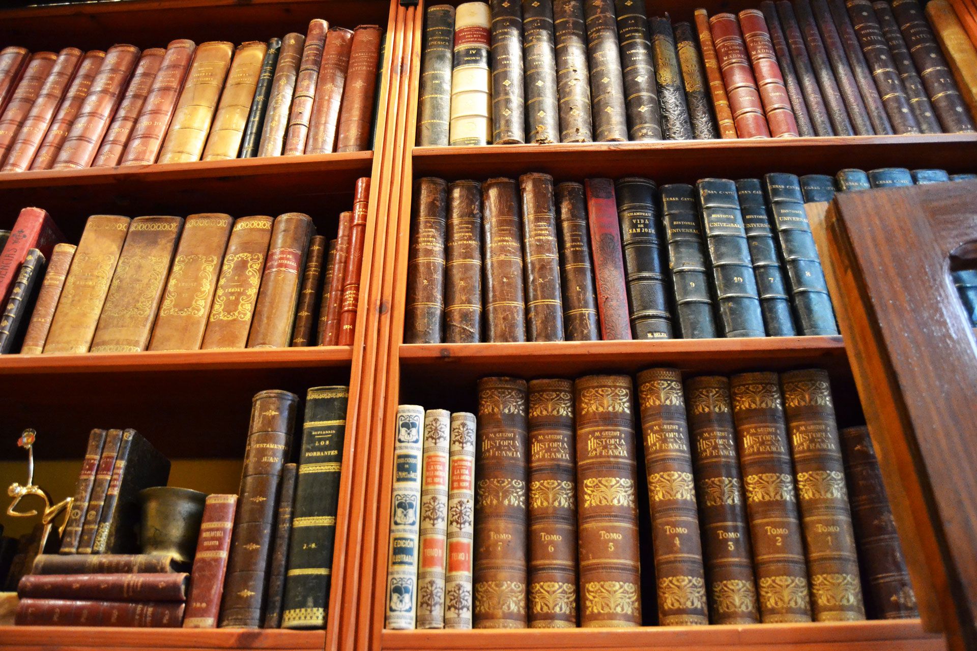 ヨーロッパの古書店に眠る100年前のアンティーク洋書 | アンティークの本, 書店, アンティーク ヨーロッパの古書店に眠る100年前のアンティーク洋書 | アンティークの本, 書店, アンティーク