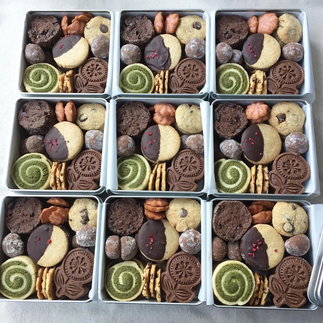 Kayokotty On Instagram バレンタインのクッキー缶 チョコレートたっぷりです 自家製酵母のディアマン カカオ70 のチョコたっぷり チョコがけメープルビスケット ピーナッツバタークッキー 千葉の落花生100 のピーナッツペースト使用 Desserts Fruit