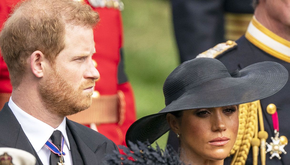 La Regina Elisabetta soffriva da almeno un anno di tumore al midollo osseo. Tutta la famiglia lo sapeva, tranne Harry e Meghan Markle perché inaffidabili. Buckingham Palace, Meghan Markle, Kate Middleton, Celebs, Celebrities, Celebrity, Famous People