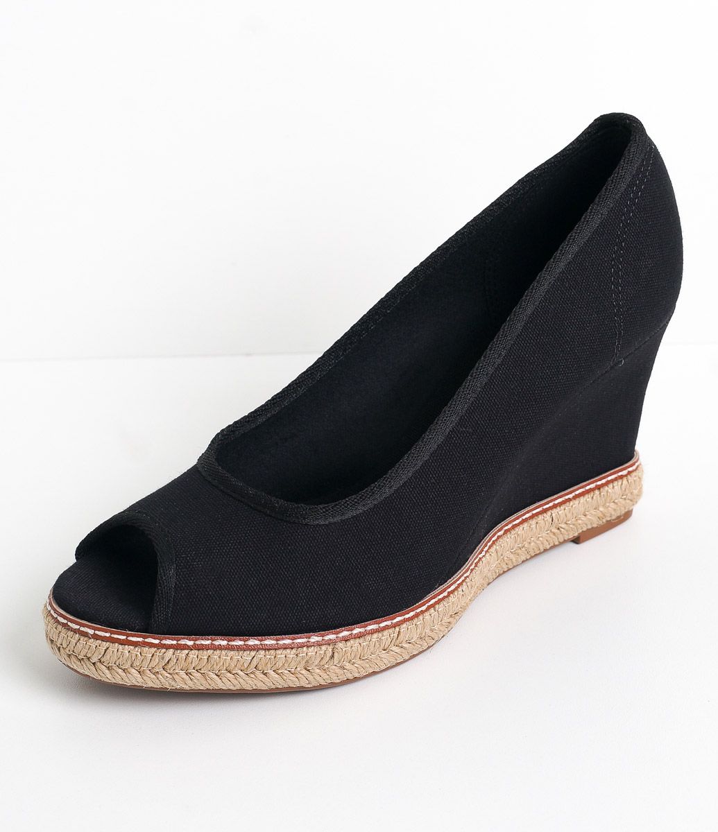 Sapato feminino Modelo peeptoe Salto anabela Marca: Beira Rio Material: sarja COLEÇÃO INVERNO 2016 Veja outras opções de s… | Anabela, Sapatos, Sarja