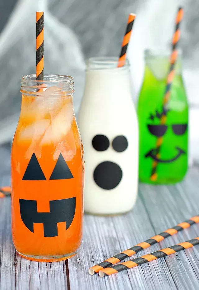 Halloween Drinks for Kids-A fun addition to any Halloween party and a creative way to serve any drink you want. #Halloween Halloween Drinks Kids, Halloween Bebes, Comida De Halloween Ideas, Halloween Party Drinks, Fröhliches Halloween, Adornos Halloween, Diy Halloween Decorations, Holidays Halloween, Halloween Pumpkins