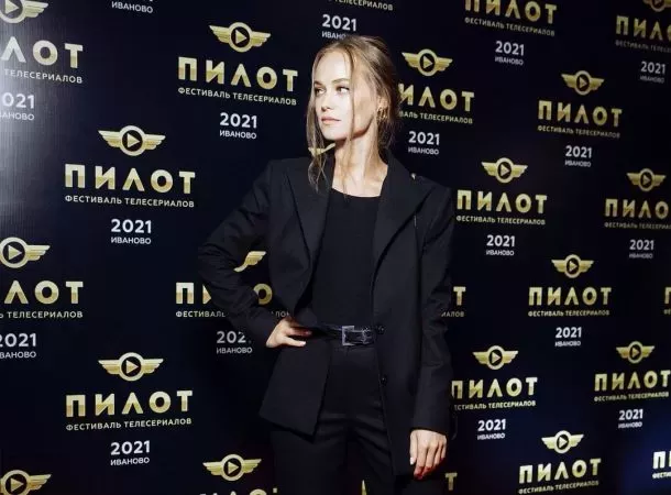 Гарик Харламов и Катерина Ковальчук перестали скрывать, что являются влюблённой парой. Ходили слухи, будто комик и молодая актриса познакомились на съемках картины Blazer, Women, Fashion, Moda, Fashion Styles, Blazers, Fashion Illustrations, Woman
