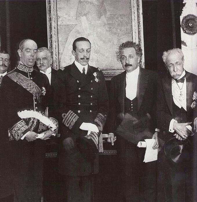 Resultado de imagen para Foto la Real Academia de Ciencias de Madrid, Alfonso XIII entrega el tÃtulo de académico al fÃsico alemán Albert Einstein.