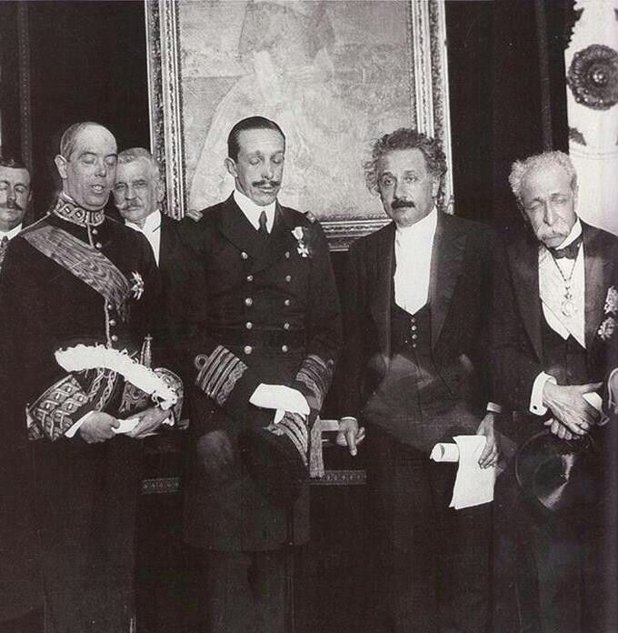 Resultado de imagen para Foto la Real Academia de Ciencias de Madrid, Alfonso XIII entrega el tÃ­tulo de acadÃ©mico al fÃ­sico alemÃ¡n Albert Einstein.