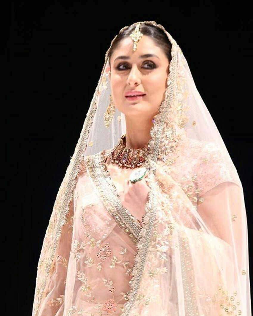 Pin By Amit Mahaajan On Bollywood Dresses Kareena Kapoor Khan Fashion 