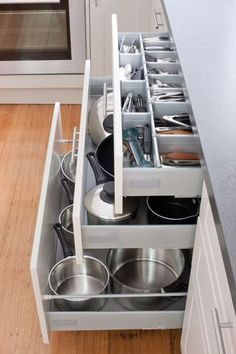 Organizar los armarios de la cocina no es cosa fácil. Demasiadas cosas diferentes con formas irregulares. Hoy vamos a arreglarlo. Best Kitchen Cabinets, Farmhouse Kitchen Cabinets, Kitchen Drawers, Modern Farmhouse Kitchens, Kitchen Cabinet Design, Kitchen Countertops, Kitchen Sinks, Dark Cabinets, Kitchen Utensils