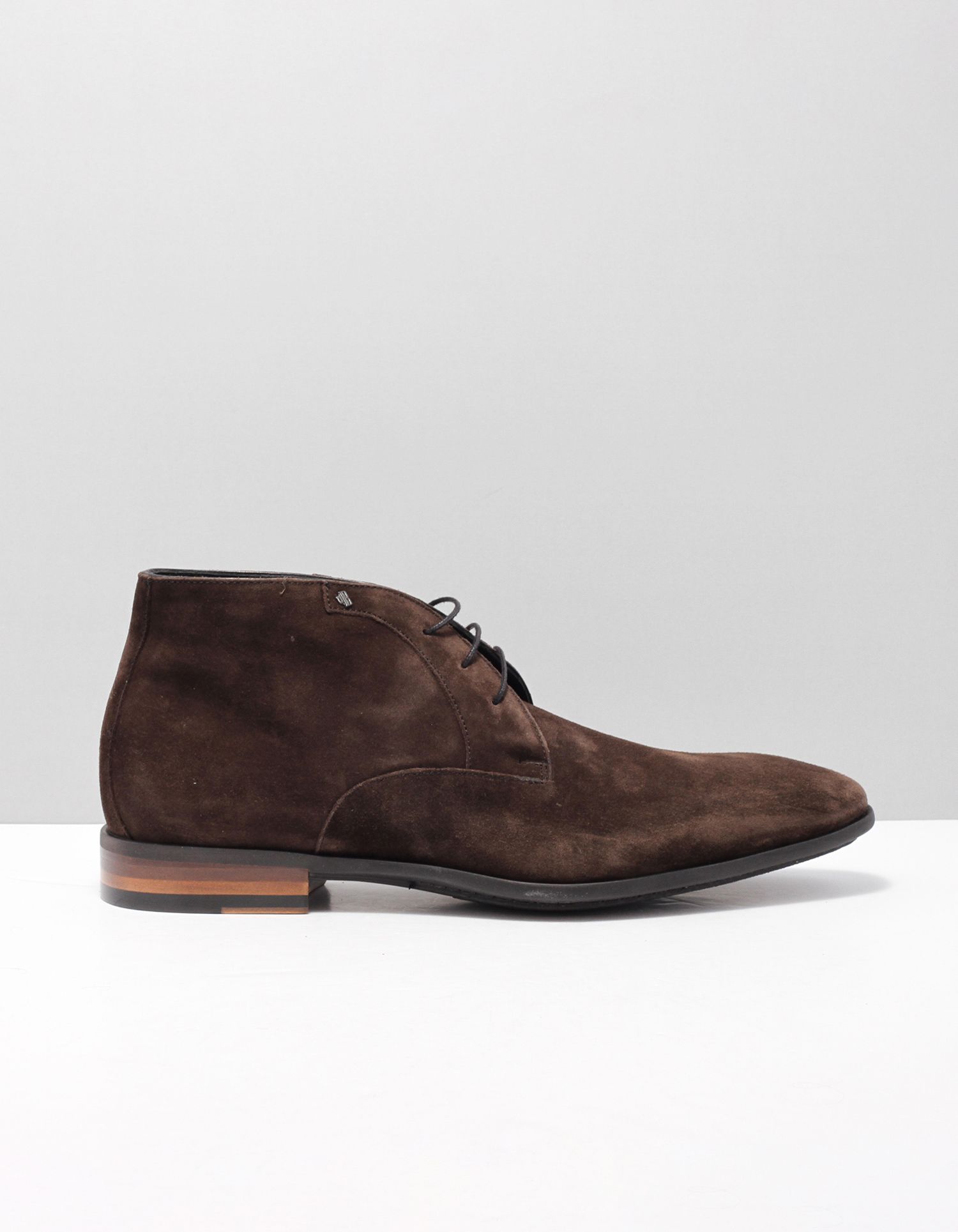 Nette schoenen van Van Bommel
Iedere man zou een paar nette herenschoenen in zijn kast moeten hebben. Mooie geklede schoenen zorgen voor meer zelfvertrouwen. Wil jij graag iets bijzonders? Dan zijn deze nette schoenen perfect voor jou! Dit zijn de 20057 nette schoenen van het merk Van Bommel. Ze zijn perfect voor:
* Bruiloft
* casual friday
* feestje
* sollicitatie
* thuis
* vrije tijd
* weekend weg
* werk Waar zijn deze schoenen van gemaakt?
Geklede herenschoene Chukka Boots, Derby, Ankle Boot, Suede, Shoes, Products, Fashion, Shabby Chic, Moda