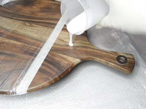 Cheese Board Display, Cheese Board Diy, Wooden Cheese Board, Diy Cheese, Cheese Boards, Diy Cutting Board, Resin Pour, Ice Resin, Epoxy Resin Crafts