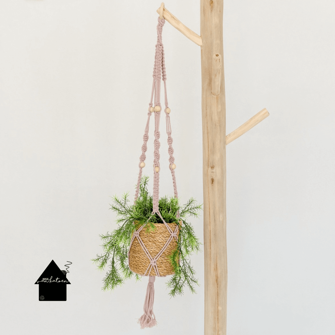 Project: Inez barbante Garen: Macramé 0.5 3mm Ontwerp: Inez macramé Techniek: Macramé Patroon los te koop: nee Bijzonderheden: Doordat het garen niet opnieuw geverfd wordt kan het kleurverschil tussen verschillende batches groot zijn. Daarnaast wordt de structuur ook bepaald door de ca 20% andere vezels die in het garen verwerkt zijn (denk aan stiksels, knoopjes ed van kleding) wat kan veroorzaken dat de ene kleur dikker of dunner is dan een andere kleur. Wastip: haak bij ee Macrame Plant Hanger, Decor, Products, Decoration, Decorating, Gadget, Deco