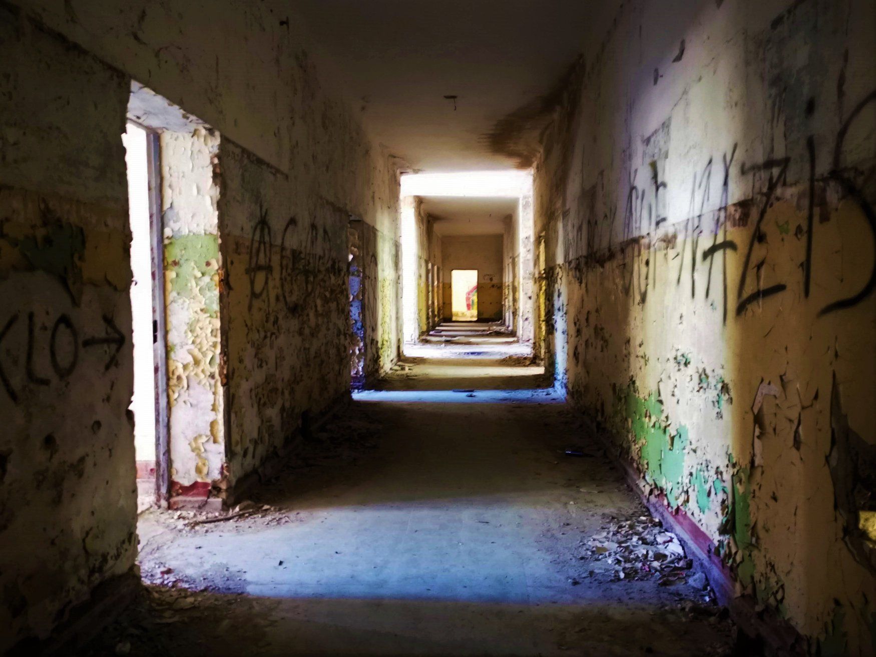 During the early 1900's the center were a rehabilitation center for people with neuropsychiatric illness. We were told the following by locals: As part of brain research, several experiments were done on children. They were subjected to a series of experiments to see how the brain would develope according to the challenges the children were exposed to.. #urbex #urbanexploration #abandoned #decay #abandonedplaces #urbexphotography Abandoned Ohio, Abandoned Factory, Abandoned Asylums, Abandoned Hospital, Abandoned Buildings, Abandoned Places, Places In Europe, Places Around The World, Derelict Places