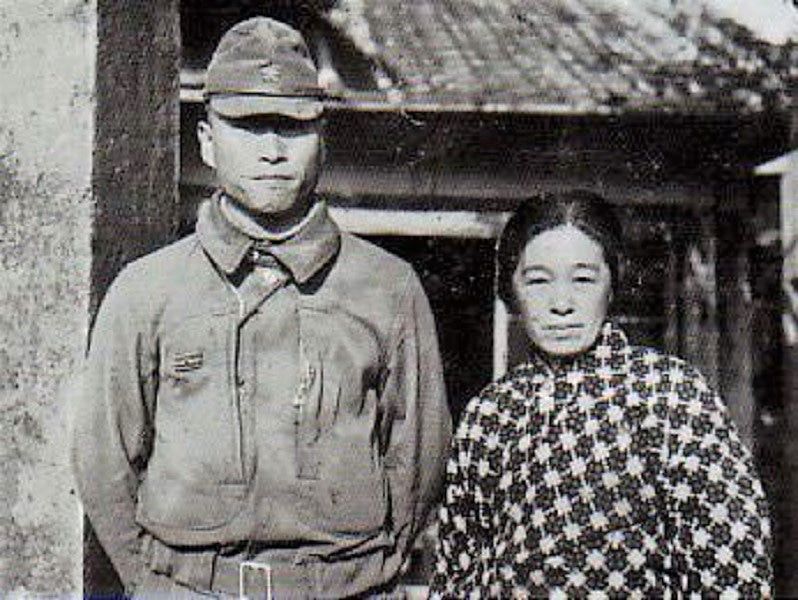 鳥濱トメと6人の特攻隊員 の写真 追記あり 日本兵 写真 日本 歴史 鳥濱トメと6人の特攻隊員 の写真 追記あり 日本兵 写真 日本 歴史