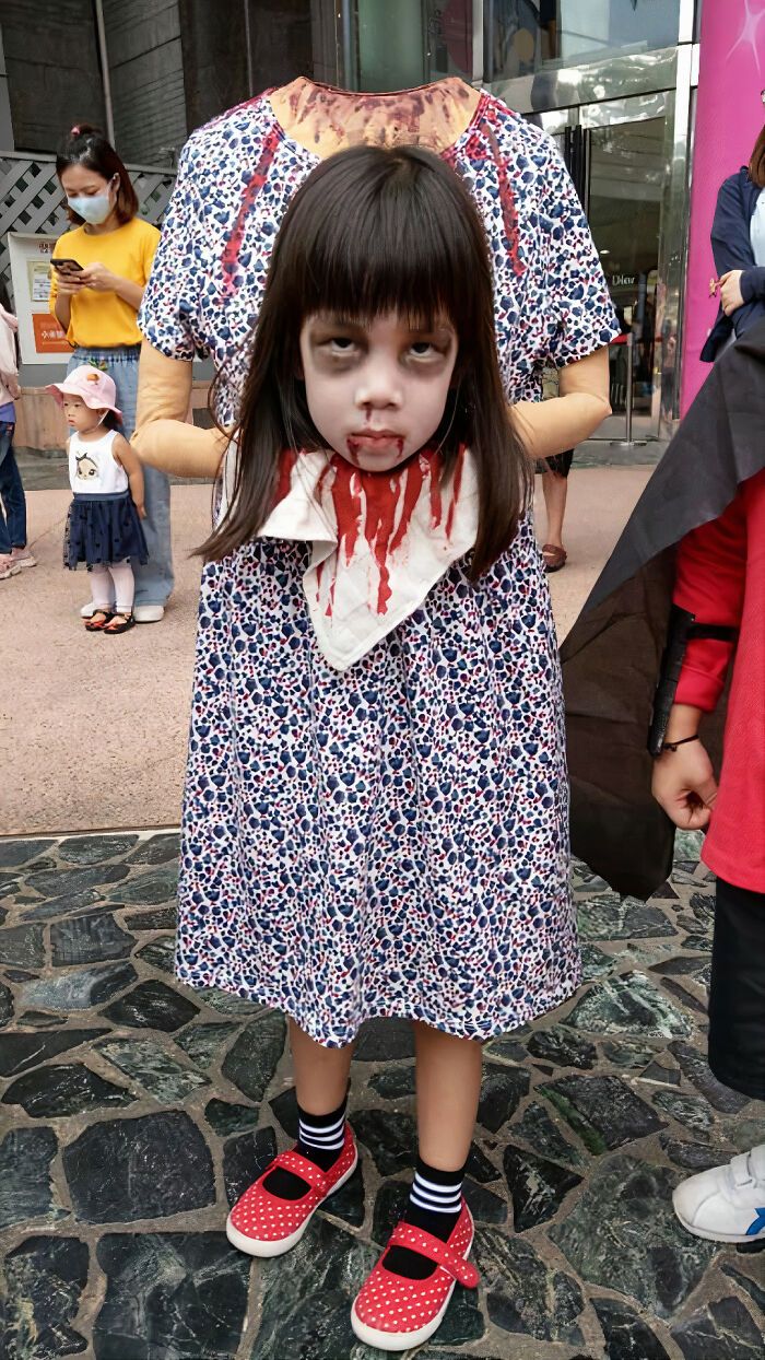 This Little Girl's Headless Halloween Costume Was So Terrifying, It Scared Away Other Kids Scary Girl Halloween Costumes, Little Girl Costumes, Kids Costumes Girls, Halloween Kostüm, Halloween Costumes For Girls, Halloween Costume Holding Head, Cool Costumes For Kids, Couple Halloween, Halloween Kids Makeup