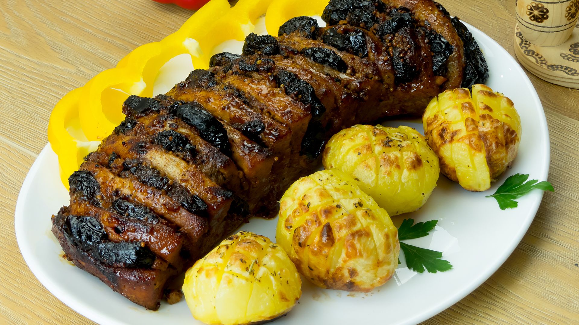 La toți ne place carnea, însă nu toți știm cum să o gătim corect, ca să iasă suculentă si moale. Vă prezentăm această rețetă, carnea gătită în acest mod este suculentă, fină și foarte gustoasă, Baked Potato, Sausage, Carne, Baking, Ethnic Recipes, Parfait, Videos, Youtube, Baked Pork Loin