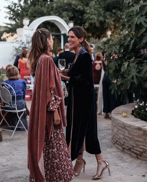 Carlota S✨Invitada con estilo✨ on Instagram: "En estas últimas semanas han sido tendencia total las invitadas con capas de gasa, tan elegantes...pero pronto llega el frío y hay que buscar otras opciones!❄️ La capa o el kimono de terciopelo, el chal de mohair o la estola de pelo (siempre sintética🙏🏻) serán tus grandes aliados para las bodas de otoño/invierno. Os dejo por aquí y en stories algunos de mis looks favoritos!❤️ • #invitada #invitadaboda #invitadaconestilo #invitadaperfecta #boda #wed Bridemaids, Shades Of Blue, Sequin Skirt, Kimono Top, Sequins, Skirts, Outfits, Women's Top, Tops