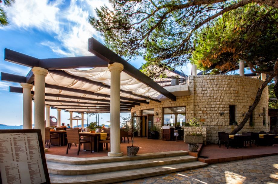 Osteria alla Frasca in Venice dining under a vine pergola