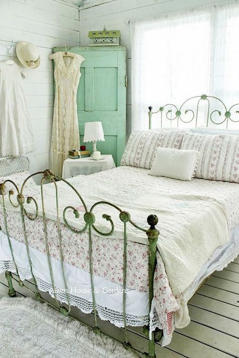 Shabby Chic Bedroom With Vintage Iron Bed And Floral Beddings Bedroom Vintage, Chic Bedroom Decor, Shabby Chic Bedrooms, Shabby Chic Homes, Shabby Chic Furniture, Home Bedroom, Guest Bedroom, Girls Bedroom, Bedroom Furniture