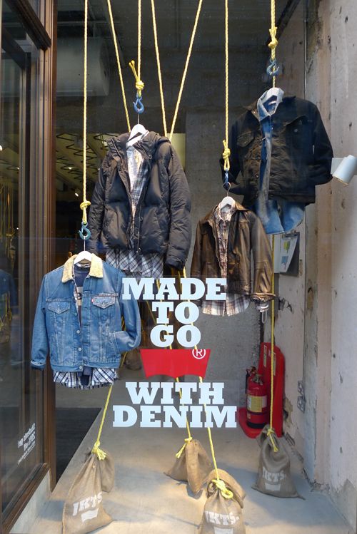 Levi S En Suspension Le Journal Des Vitrines Clothing Store Displays Denim Window Display Denim Display