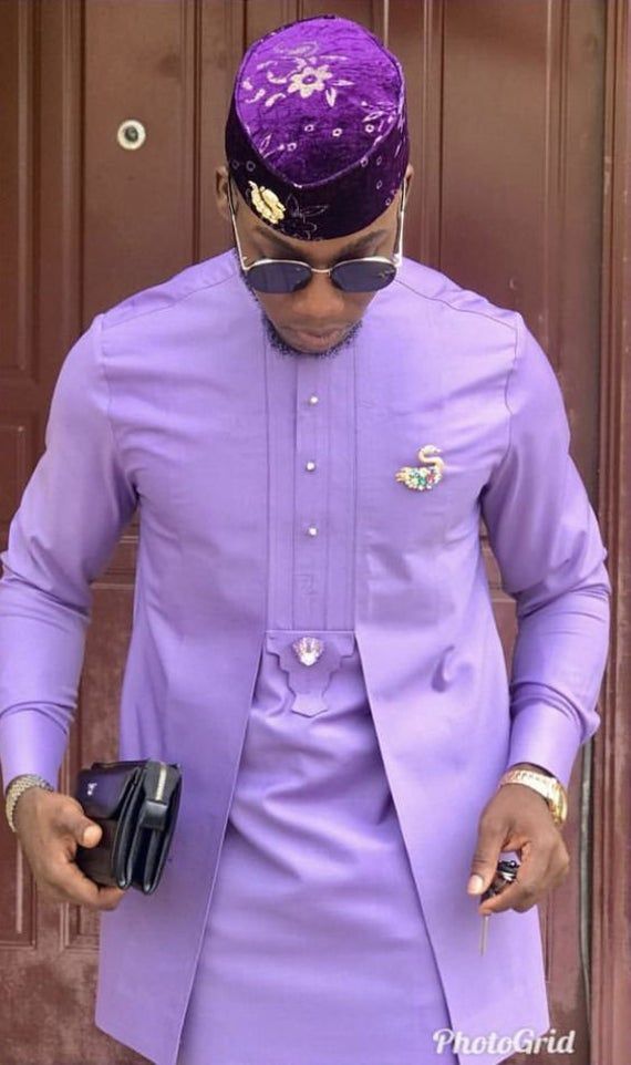 TENUE POUR LE ROYAL. Cette tenue bien conçue est faite à la main avec amour. La chemise est conçue avec des matériaux de haute qualité qui convient à toutes les conditions météorologiques et aussi haute couture (couture) normes. Immédiatement votre commande est reçue et votre mesure est fournie Latest African Men Fashion, African Wear Styles For Men, African Shirts For Men, African Attire For Men, African Dresses Men, African Clothing For Men, Ankara Fashion, African Women, Mens Fashion