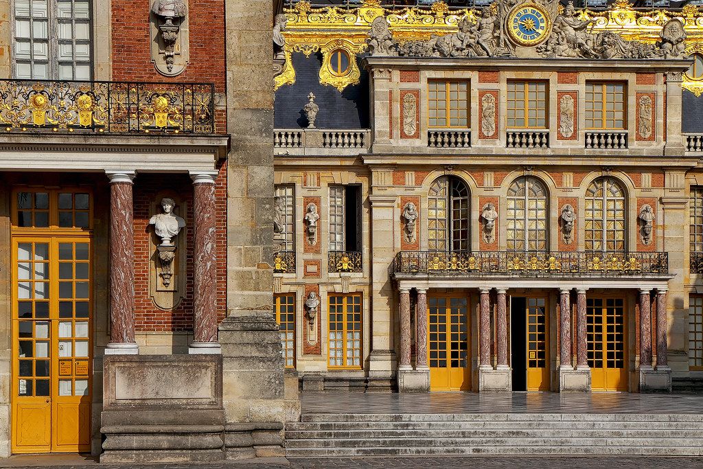 la cour de marbre : elle est pavée de marbre noir et blanc c'est la cour du château primitif de Louis XIII en 2020 | Château, Marbre noir et blanc, Versailles