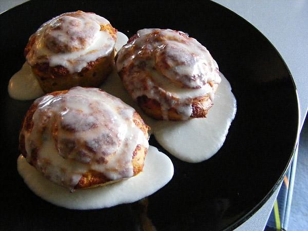 White Glaze Icing for Pastries, Cinnamon Rolls, Danishes and More! Cinnamon Roll Icing, Cinnamon Rolls, Easy Cinnamon, Cinnamon Bread, Cooking And Baking, Baking Recipes, Yummy Eats, Yummy Food, Breakfast Recipes