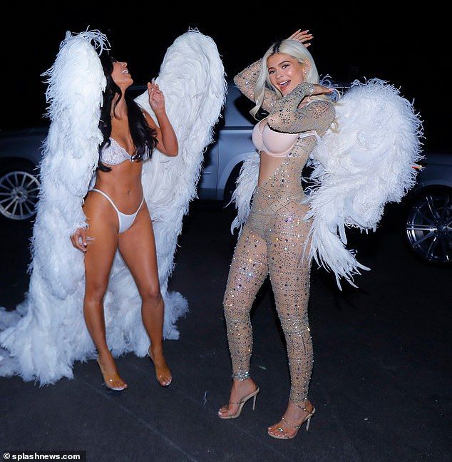 Amazing! The reality star covered her modesty with a skin-coloured thong Kourtney Kardashian, Estilo Kardashian, Kardashian Style, Kardashian Jenner, Kim Kardashian Halloween, Kardashian Family, Kardashian Kollection, Looks Kylie Jenner, Kylie Jenner Outfits