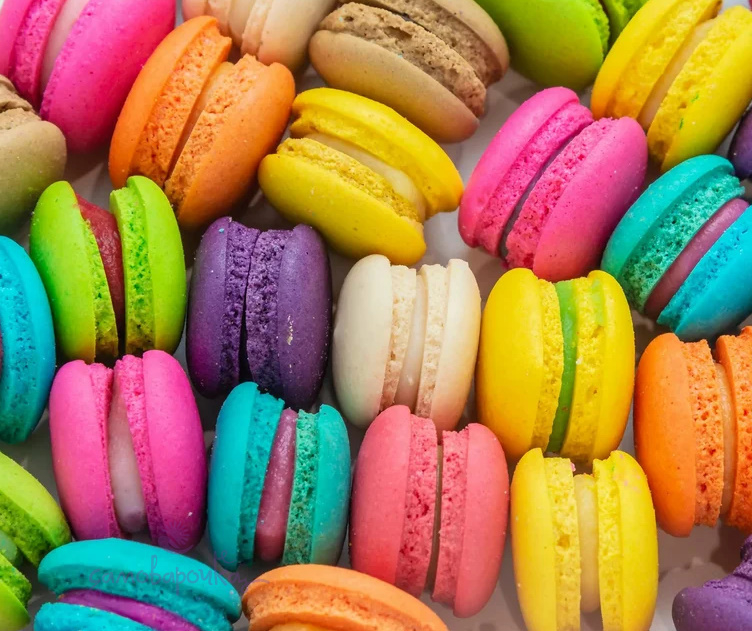 Baking Wallpaper, Cute Food Wallpaper, Unicorn Party Food, Unicorn Foods, Pastry Desserts, Cute Desserts, Macaroon Cookies Recipe, Macaroon Wallpaper, Rainbow Sweets