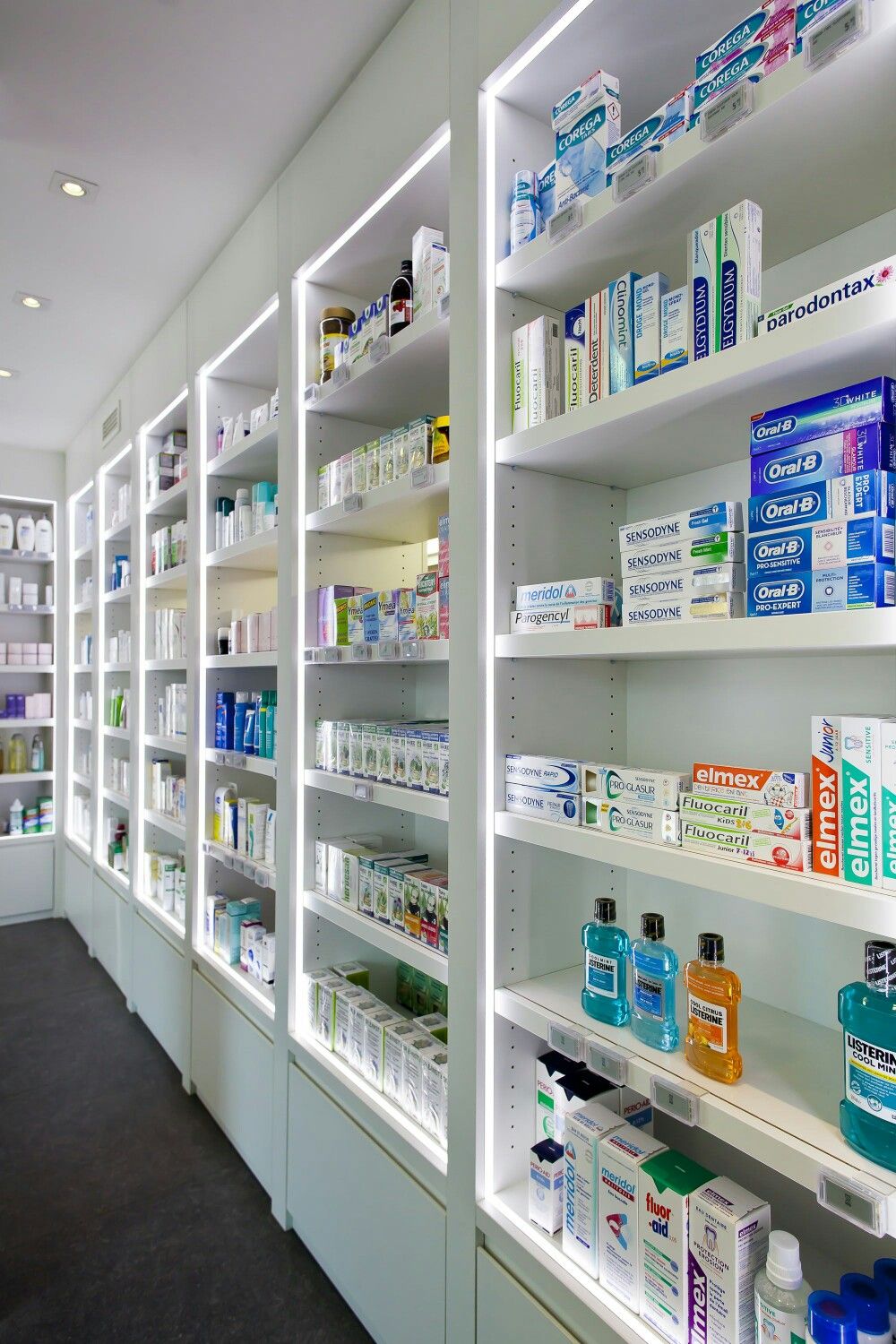 Modern Retail Medical Shop Interior Design 011 Retail Shop