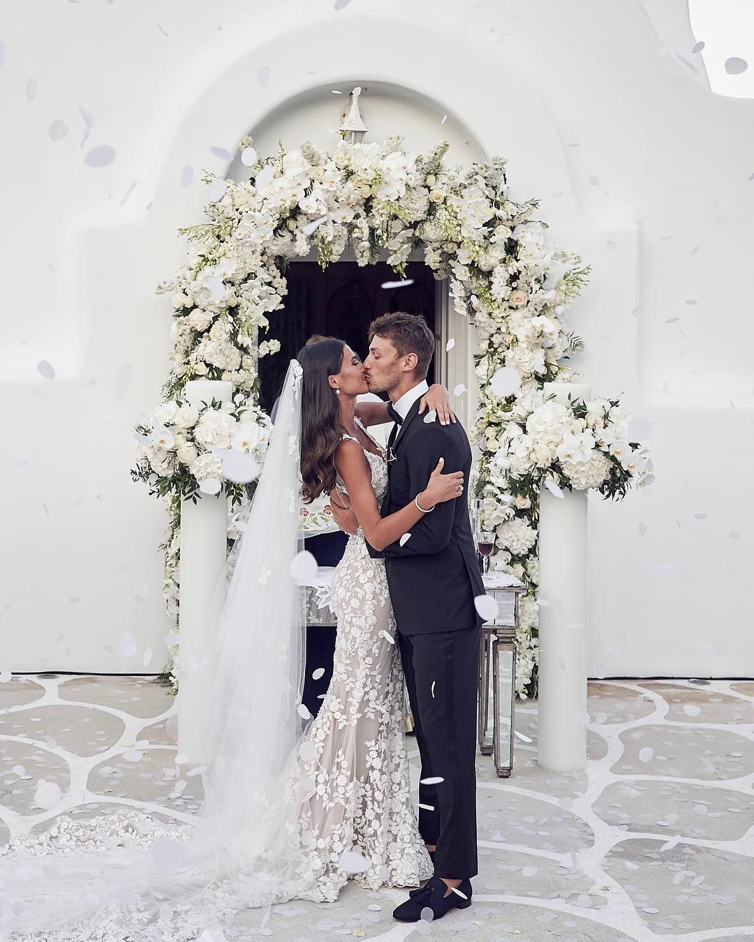 MR & MRS TZANEROS 💕 best day of my life ✨ @michaeltzaneros @lostinlove photography @deplanv michaelandsteffanie