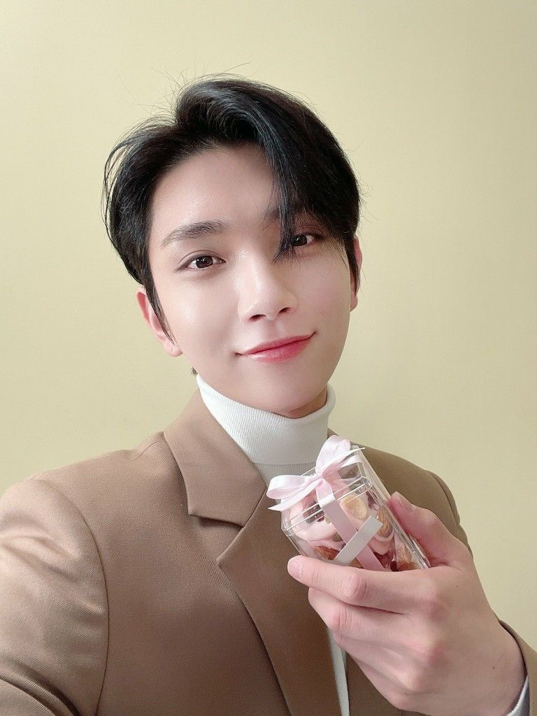 trans: one more sweet gift #캐럿의_하루_옆에_언제나_세븐틴 #Happy_CARAT_Day #seventeen #Joshua #Jisoo #조슈아 #지수 #슈아 #세븐틴 #sebong #セブチ #ジョシュア #洪知秀 Woozi, Jeonghan, Wonwoo, Seungkwan, Going Seventeen, Joshua Seventeen, Seventeen Debut, Hip Hop, Choi Hansol