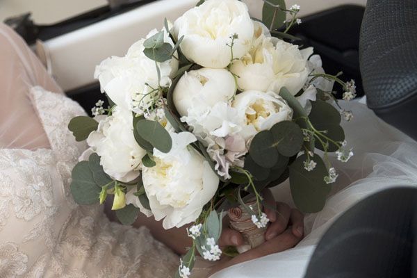 bouquet con peonie bianche e foglie di eucalipto Botanical Wedding Flowers, Big Day, Wedding Bouquets, Floral Wreath, Wreaths, Chiara, Flowers, Wedding, Floral Crown