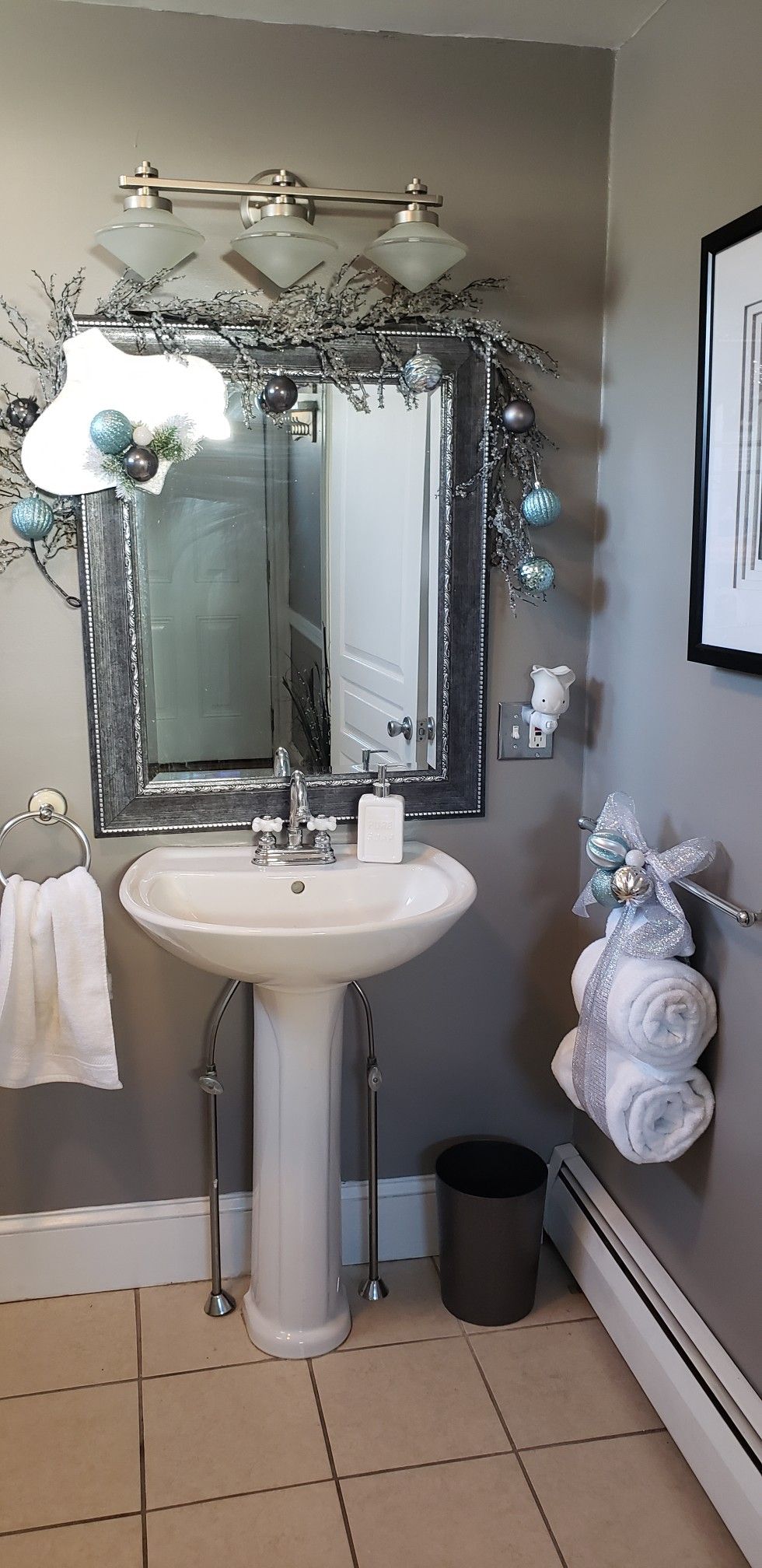 30+ bathrooms decorated for christmas