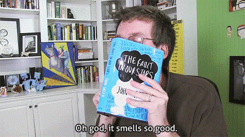Kenapa Banyak Orang Suka Mencium Aroma Buku?