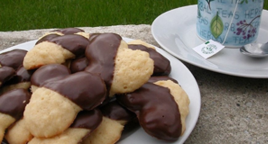 Ez egy klasszikus édes teasütemény. Elkészítése gyors, egyszerű, és imádni való a végeredmény! Mindenképpen próbálja ki! Cooking And Baking, Pancakes, Pudding, Cookies, Breakfast, Desserts, Food, Crack Crackers, Morning Coffee