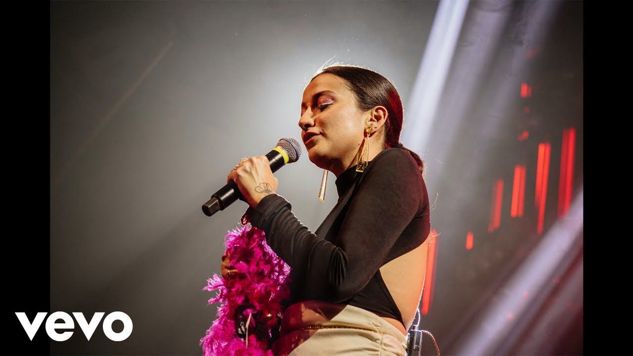 Melike Sahin Kimin Izdirabi Live Babylon Sozleri Ustumden Ne Gecti Neyi Ektim Ne Bictim Donmusse Deliye Icim Neyin Cem Artist Entertainment Folk