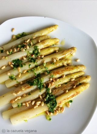 Espárragos Blancos A La Plancha Con Ajo Perejil Y Piñones La Cazuela Vegana Como Cocinar Esparragos Cocinar Esparragos Esparragos Receta