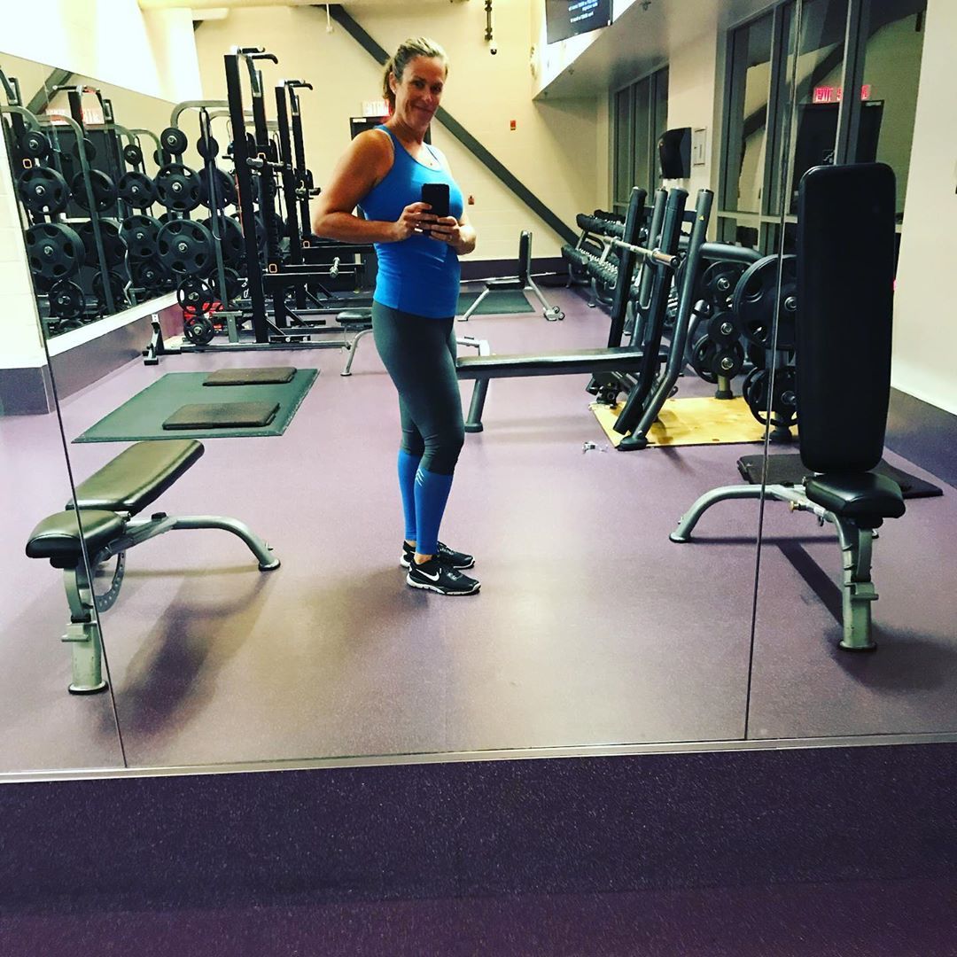 Matchy, matchy #legday! Didn’t realize it until I got to the gym but this outfit is so 80s it hurts!...