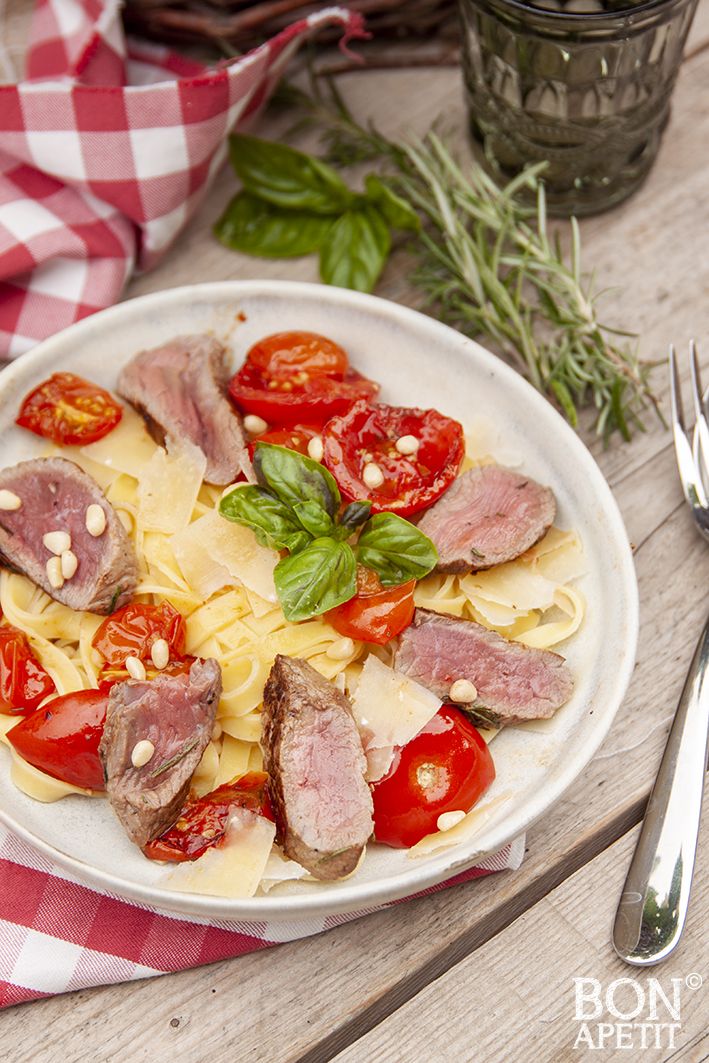 Pasta met biefstuk en tomaatjes uit de oven - Bonapetit Bruchetta Recipe, Cobb Salad, Dinner, Vegetables, Recipes, Food, Salads, Dining, Food Dinners