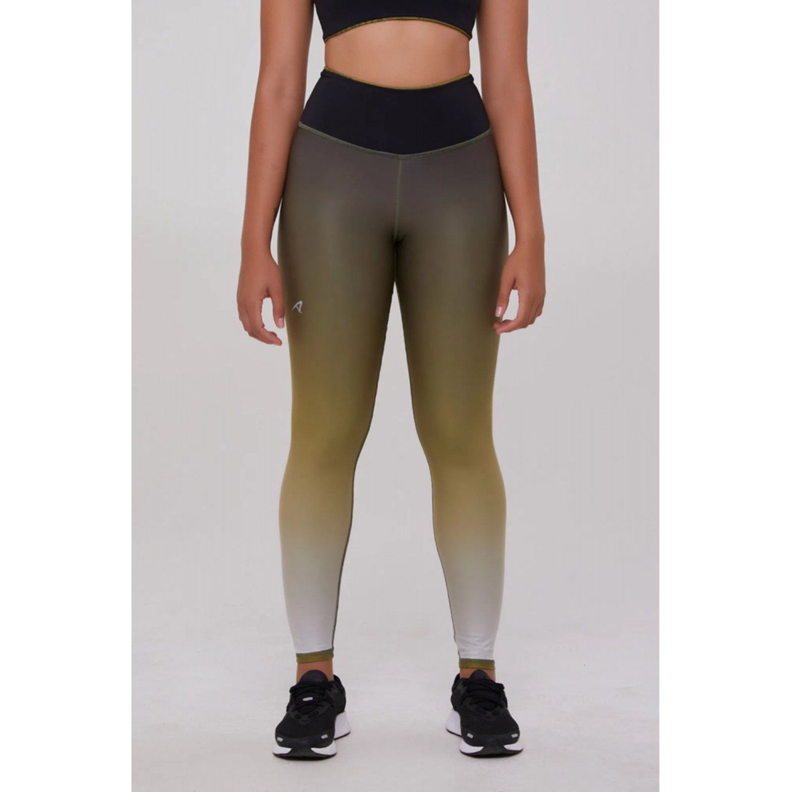 Legging de compressão com ergonomia excepcional, perfeita para todas as necessidades desde os passos iniciais: Rápida evaporação do suor, evitando odores indesejáveis e mantendo a roupa praticamente seca ao longo de todo o treino | Tecnologia True-Dry® Cós largo, com elástico para maior suporte à região do abdômen e segurança enquanto corre, projetada para acabar com os dias de puxa-puxa, subindo ou descendo Acabamentos lisos elaborados para amenizar o atrito com a pele Bolso traseiro e amplo bo Legging, Products, Initials, Pith Perfect, Templates, Outfits, Elegant, Tecnologia, Gadget