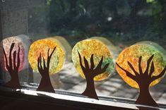 Basteln mit Kindern im Herbst // An unserem Fenster – Reges Leben #herbstfensterdekokinder