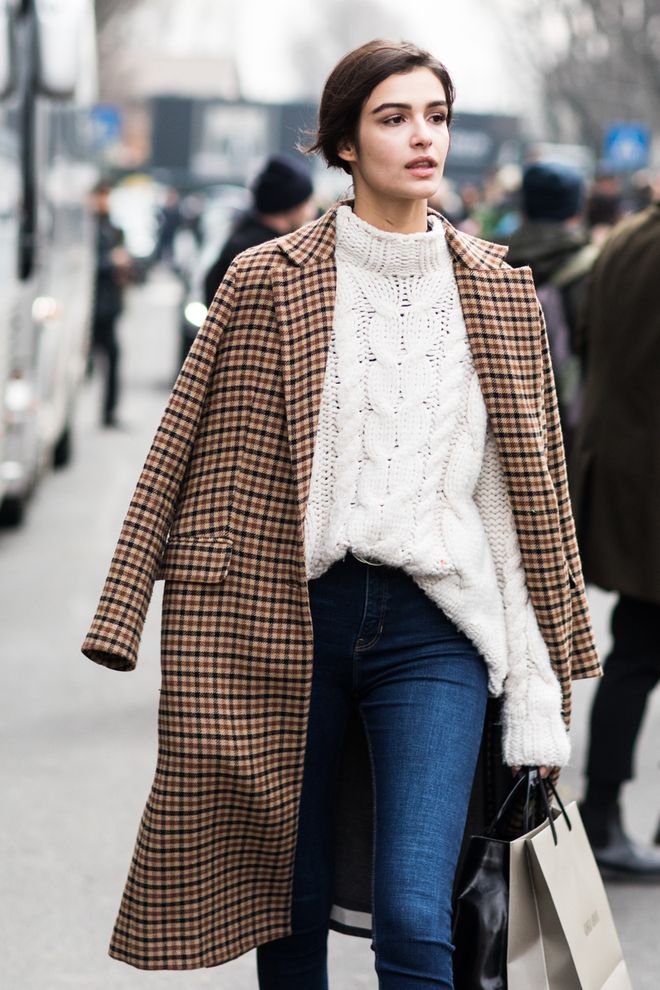 Street style à la Fashion Week automne-hiver 2018-2019 de Milan Photo par Sandra Semburg Street Style Winter, Parisian Winter Style, Sweater Street Style, Nyc Street Style, Street Style Outfit, Paris Street, Street Styles, Parisian Chic, Parisian Winter Outfits