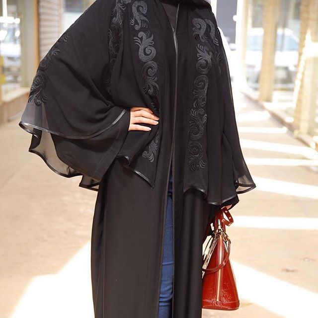 Repost Tiii600 With Instatoolsapp اللي تبي شغل عبايات راقي و تقدر تفصل التصميم اللي هي تبيه Bukhnaq Bukhnaq Abayas Fashion Hijab Fashion Abaya Designs