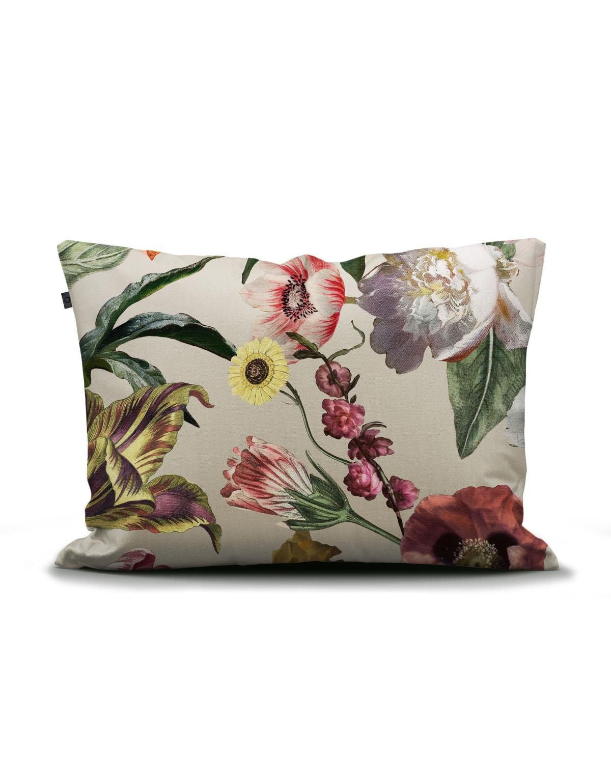 Het moet wel het schilderwerk van de Hollandse Meesters geweest zijn die de designers van ESSENZA inspireerden voor dit heerlijke dekbedovertrek met witte, oranje, paarse en roze bloemen. De zandkleurige ondergrond is het perfecte canvas voor zo veel bloemenpracht. Heb je even genoeg van zo veel uitbundigheid? Draai het dekbedovertrek dan om voor een subtieler patroon. Dit dekbedovertrek is gemaakt van zachte katoen satijn. Throw Pillows, Bed, Canvas, Products, Tela, Toss Pillows, Cushions, Stream Bed, Decorative Pillows