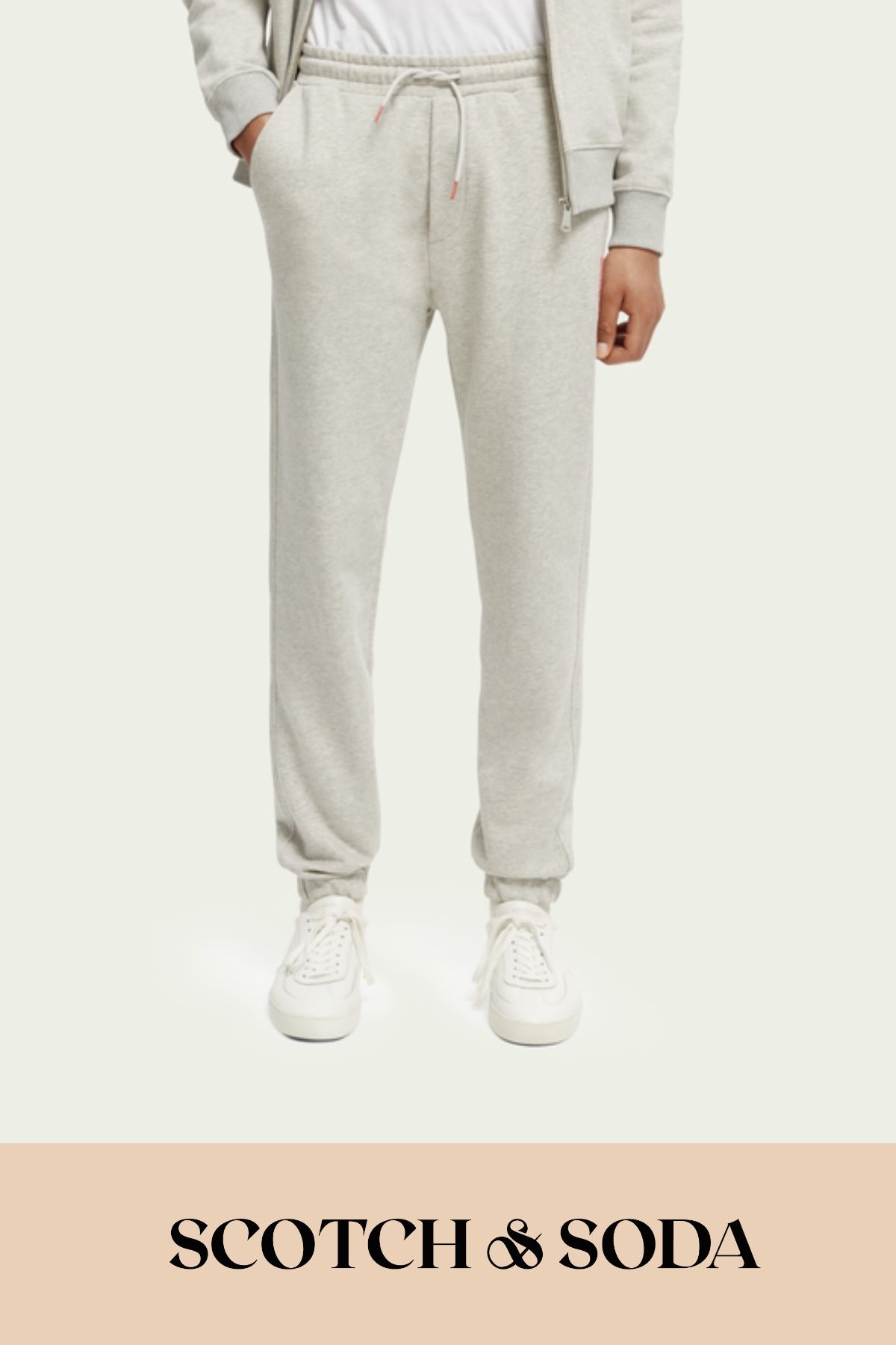 Deze unisex sweatpants is zo ontworpen dat iedereen ervan kan genieten. Er zit elastiek verwerkt bij de enkels en in de taille en daarnaast kun je met het trekkoord in de taille de pasvorm altijd makkelijk aanpassen. Zakken voegen functionaliteit en een utility-touch toe, terwijl het Scotch & Soda-logo in een bijpassende kleur aan de zijkant op de linkerpijp het ontwerp nog een extra boost geeft. Gemaakt met biologisch katoen: niet genetisch gemodificeerde zaadjes worden gezaaid in grond die vr… Khaki Pants, Sweatpants, Products, Fashion, Moda, Khakis, Fashion Styles, Fashion Illustrations, Gadget