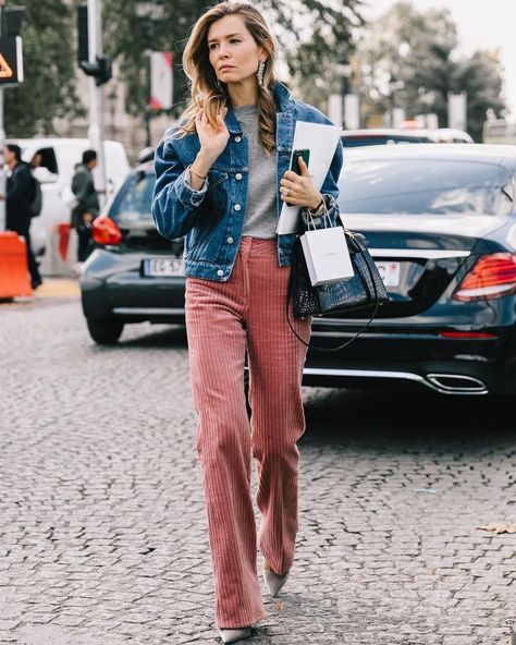 Radar mode #26 : le pantalon en velours rose côtelé - Elle Look Street Style, Street Style Paris, Pfw Street, Street Styles, Street Wear, Inspiration Mode, Mode Inspo, Look Fashion, Winter Fashion