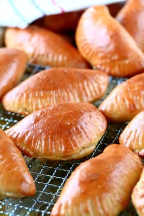 Itsetehdyt lihapiirakat kiiltävät kauniisti Savory Pastry, Savory Pie, Savoury Food, Puff Pastry, Cooking And Baking, Cooking Recipes, Finnish Recipes, No Salt Recipes, Salty Foods