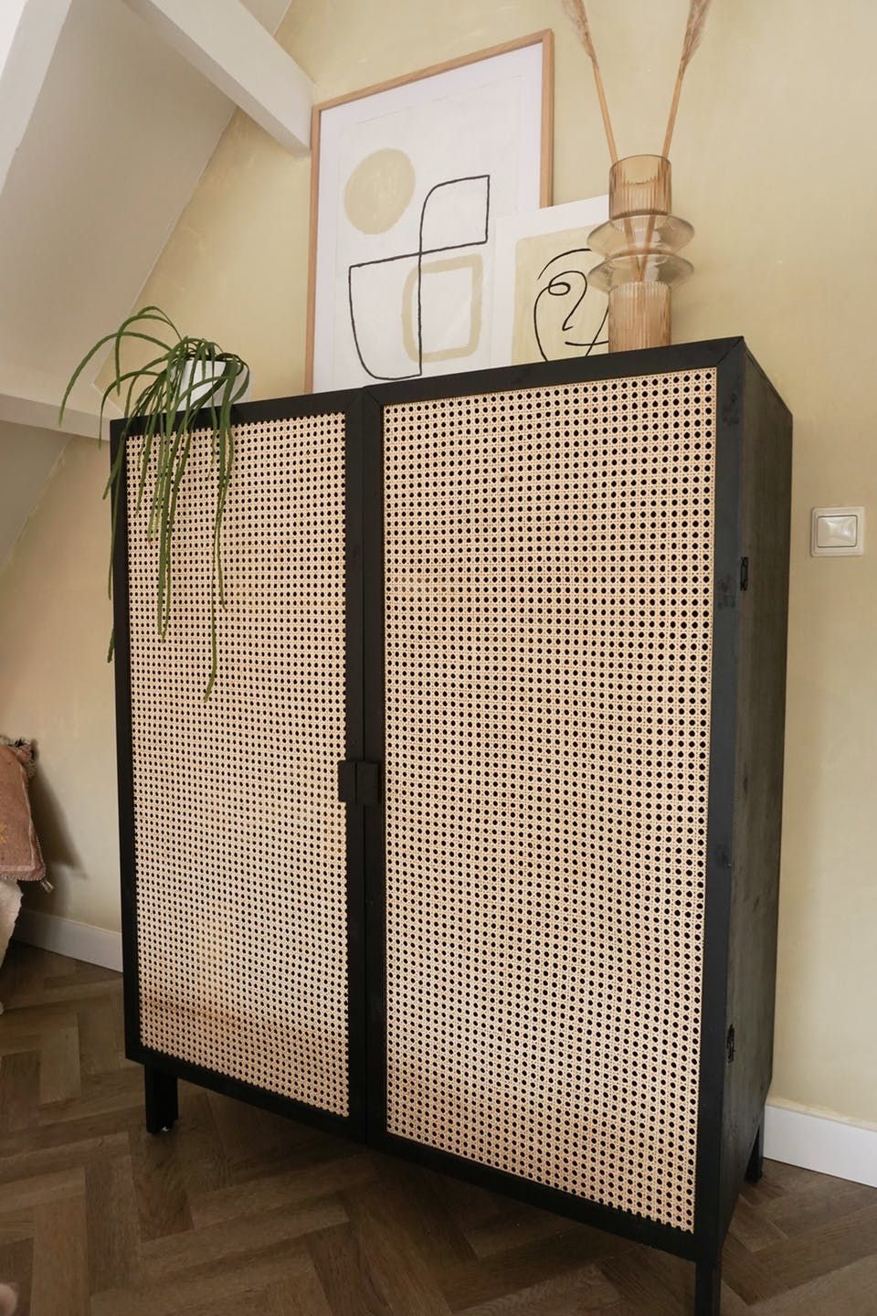 I stedet for at betale i dyre domme for et skab med flet, lavede Esther sit eget! | Boligmagasinet.dk Diy Bedroom Decor, Diy Home Decor, Living Room Decor, Ikea Diy, Cane Furniture, Furniture Design, Style At Home, Furniture Makeover, Home Remodeling