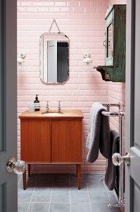 Pink Bathroom Tiles, Retro Pink Bathroom, Pink Tiles, Trendy Bathroom, Bathroom Colors, Pink Bathrooms, Bathroom Grey, Unique Bathrooms, Pastel Bathroom