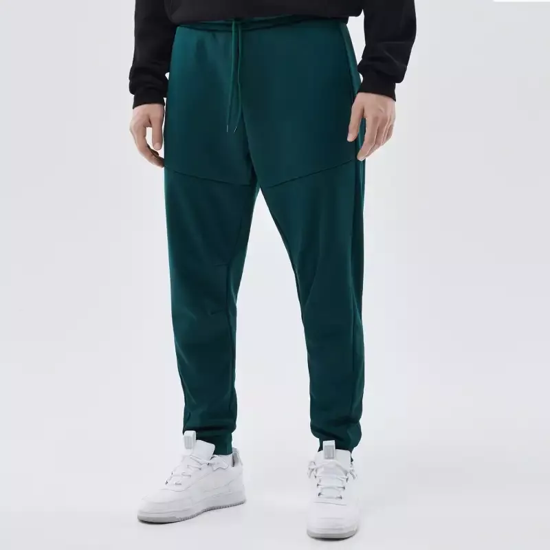 <ul><li>pantaloni jogger regular, grosi</li><li>din jerseu</li><li>cu talie elastica si snur pentru ajustare</li><li>buzunare laterale, buzunar la spate cu fermoar</li><li>crac cu tiv ripsat</li><li>se combina cu o bluza sport din acelasi tip de jerseu</li><li>produs disponibil si pe alte variante de culoare</li></ul><br><br><p>inaltimea modelului: 185 cm</p><p>Marimea pr Joggers, Sweatpants, Karl Lagerfeld, Farmer, Tommy Hilfiger, Pantsuit, Adidas, Skinny, Suits