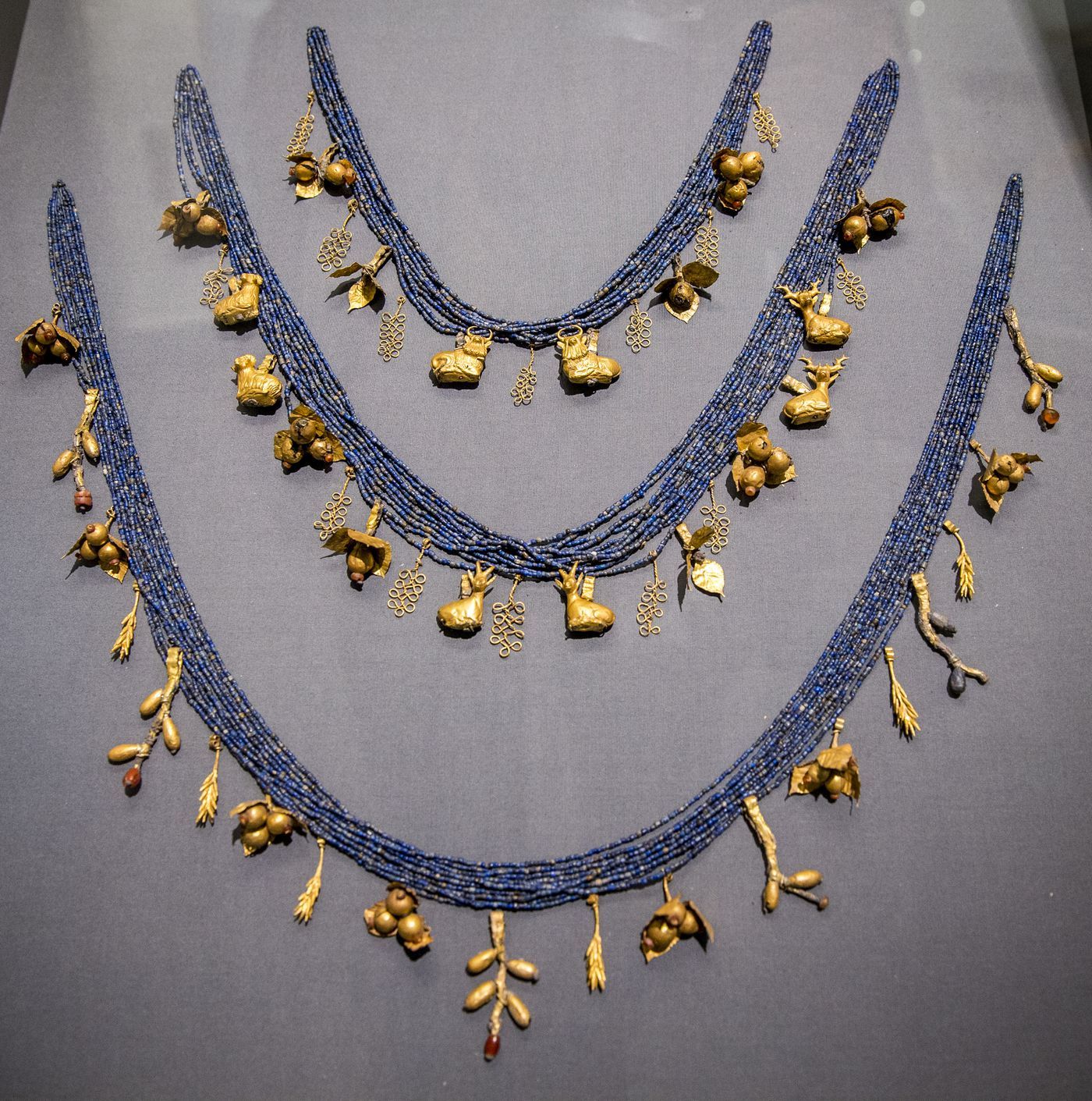 Diadems of Puabi (2450 B.C.), Puabi was laid out for her journey to the underworld in headdress, golden necklaces, and cloaks weighing over 40 pounds. Ethnic Jewelry, Jewelry Art, Antique Jewelry, Jewelry Accessories, Jewelry Necklaces, Fashion Jewelry, Gold Jewelry, Vintage Jewelry, Antique Brooches